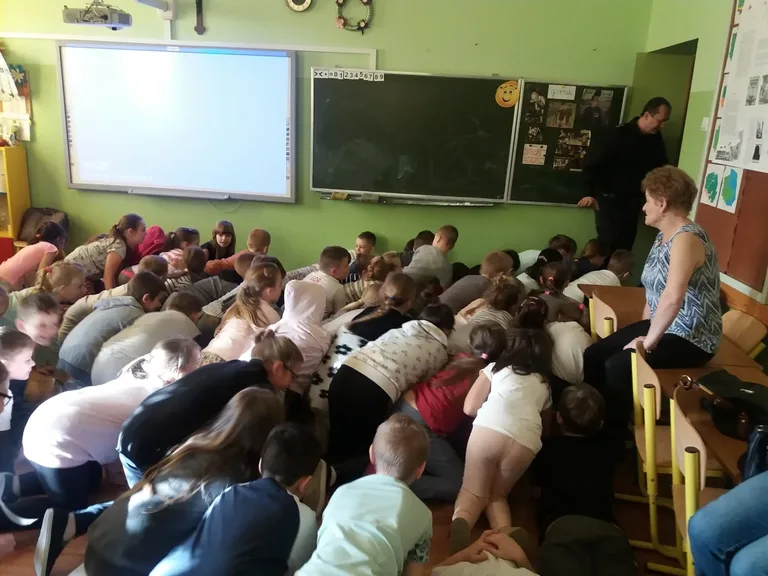  Spotkanie z policjantem i strażakiem w Dwójce (zdjęcia)