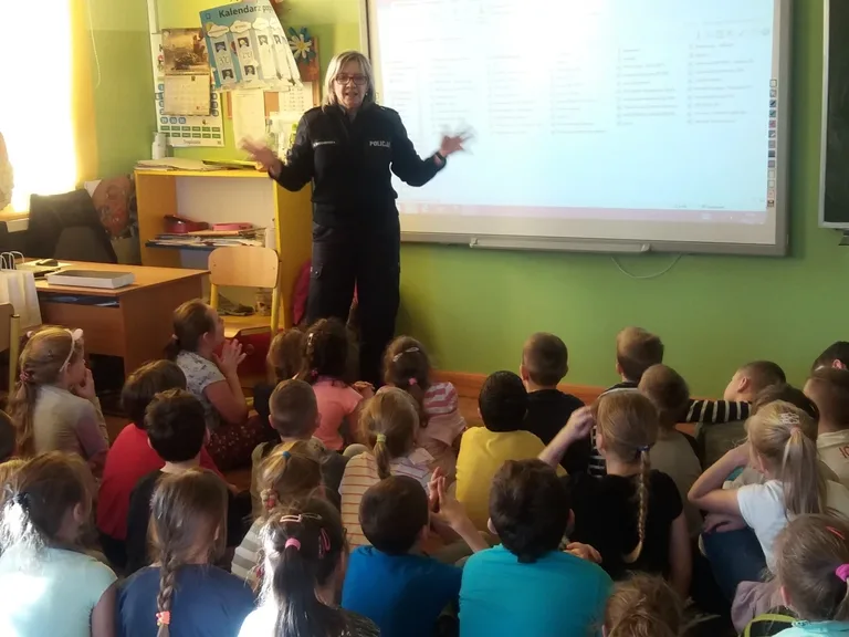  Spotkanie z policjantem i strażakiem w Dwójce (zdjęcia)