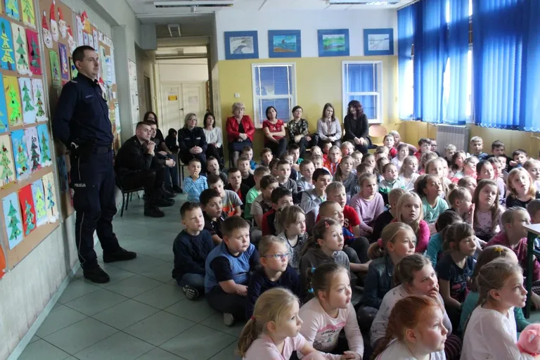 Spotkanie dzieci z SP nr 1 ze strażakami i policjantami (zdjęcie)
