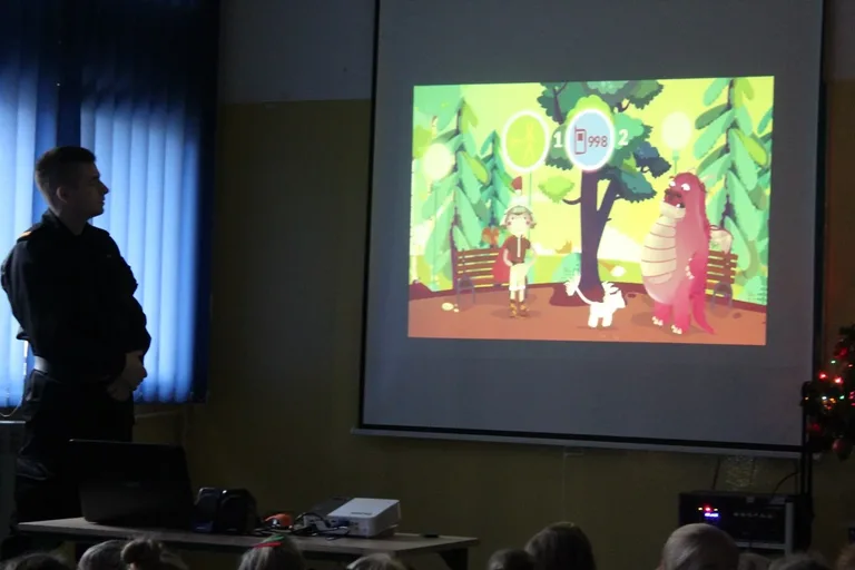 Spotkanie dzieci z SP nr 1 ze strażakami i policjantami (zdjęcie)