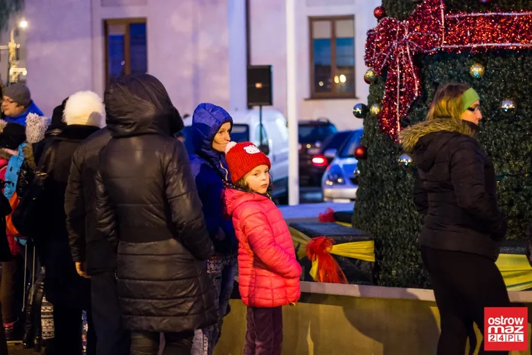 Rozbłysły dekoracje przed ostrowskim ratuszem (zdjęcia)