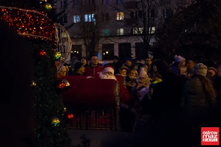 Rozbłysły dekoracje przed ostrowskim ratuszem (zdjęcia)