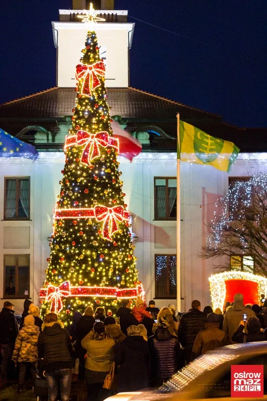 Rozbłysły dekoracje przed ostrowskim ratuszem (zdjęcia)