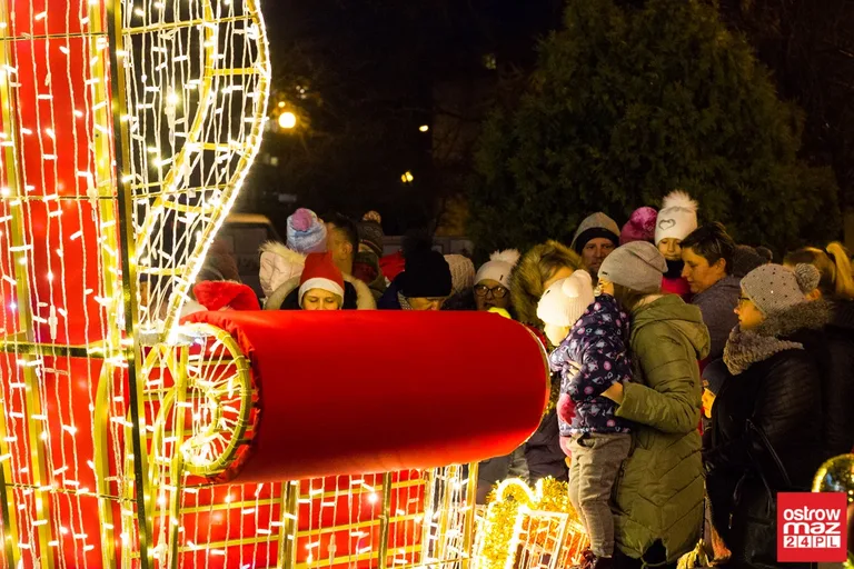Rozbłysły dekoracje przed ostrowskim ratuszem (zdjęcia)
