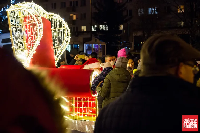 Rozbłysły dekoracje przed ostrowskim ratuszem (zdjęcia)