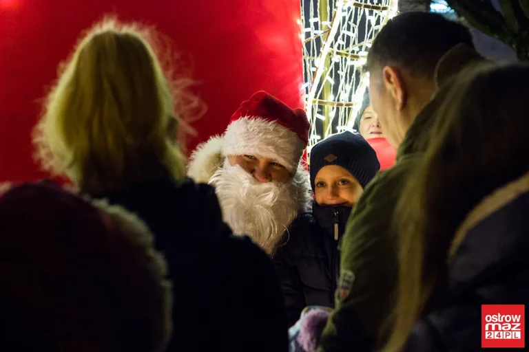 Rozbłysły dekoracje przed ostrowskim ratuszem (zdjęcia)