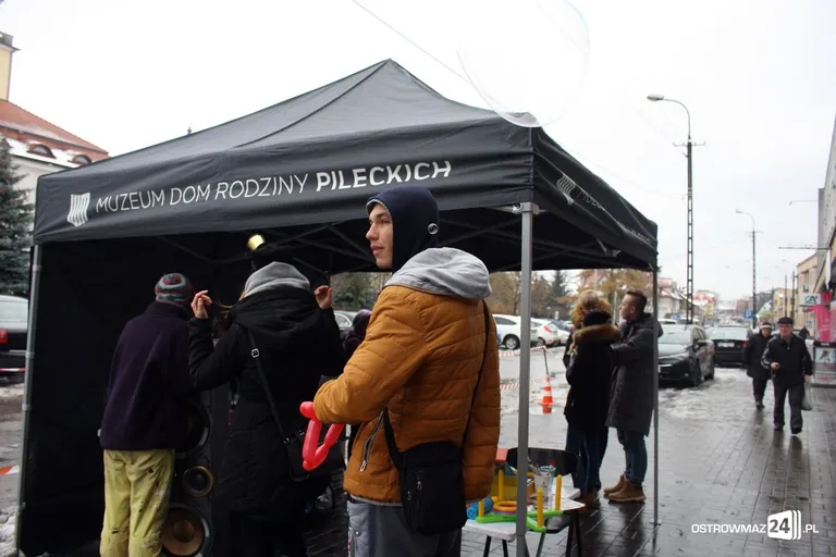 Bawili się przy robieniu muralu (zdjęcia)