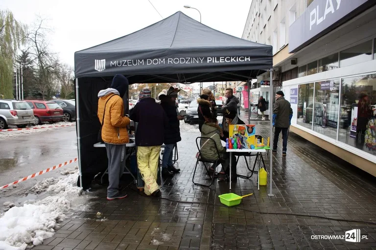 Bawili się przy robieniu muralu (zdjęcia)