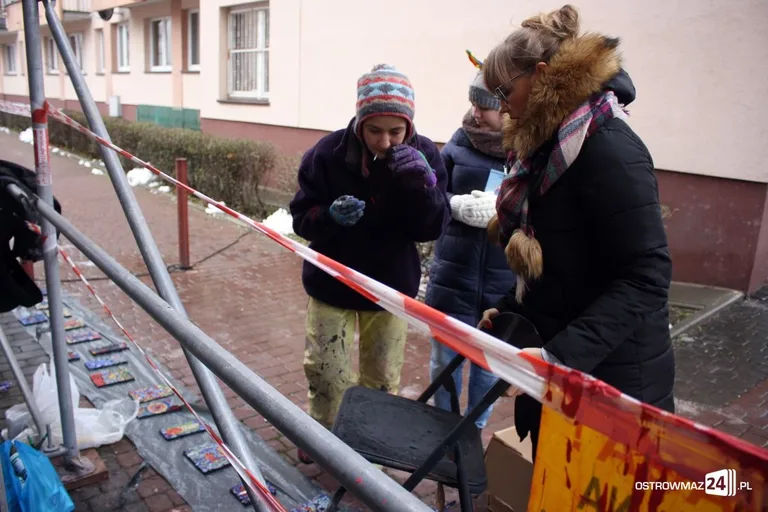 Bawili się przy robieniu muralu (zdjęcia)