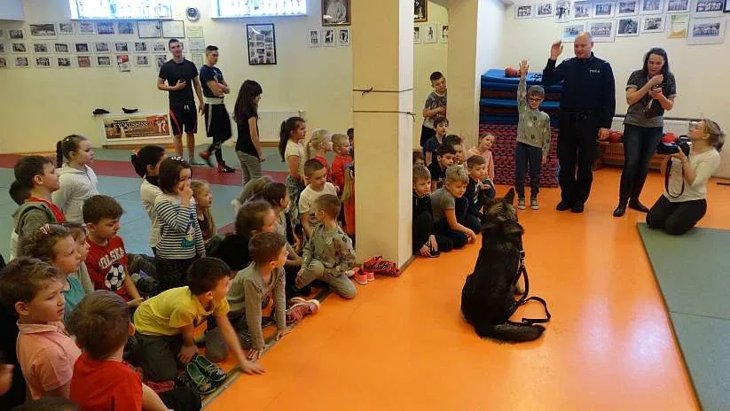 Funkcjonariusze policji rozmawiali z dziećmi o bezpieczeństwie (zdjęcia)