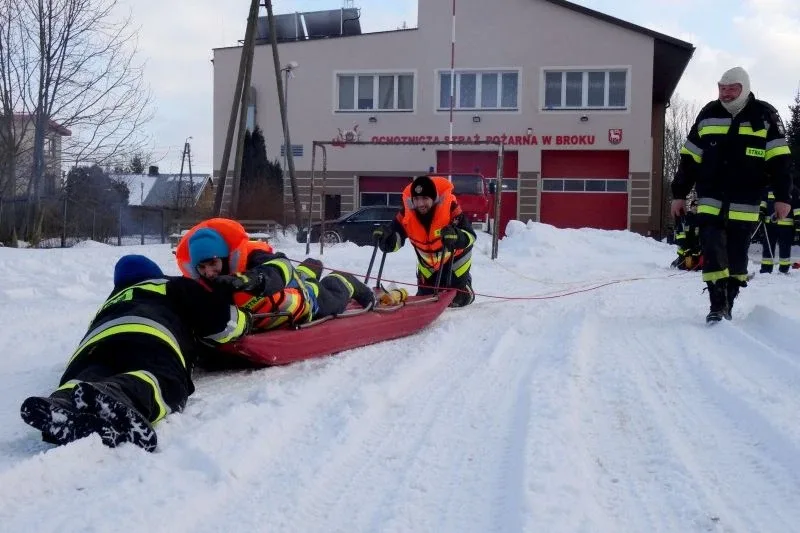Strażacy ochotnicy przeprowadzili szkolenie na lodzie (zdjęcia, wideo)