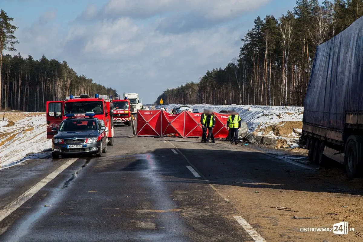 Wypadek w Dybkach. Nie żyją trzy osoby! Kolejne cztery ciężko ranne (aktualizacja, zdjęcia, wideo)