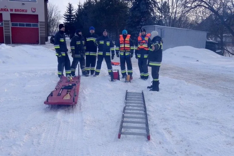 Strażacy ochotnicy przeprowadzili szkolenie na lodzie (zdjęcia, wideo)