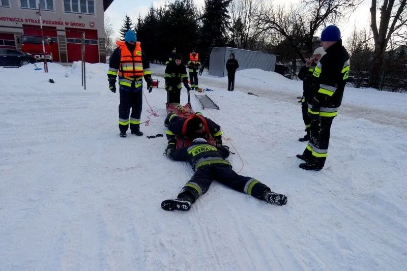 Strażacy ochotnicy przeprowadzili szkolenie na lodzie (zdjęcia, wideo)