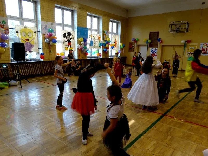 Zabawa karnawałowa w Szkole Podstawowej nr 1 (zdjęcia)