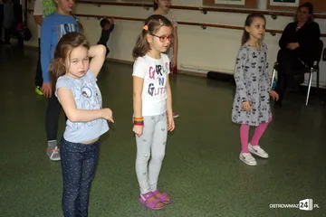 Tańce integracyjne z Karoliną Kłosińską (zdjęcia)