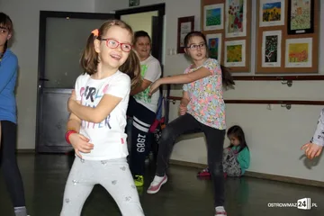 Tańce integracyjne z Karoliną Kłosińską (zdjęcia)