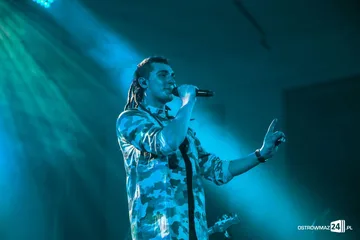 Żywiołowy Kamil Bednarek porwał ostrowską publiczność (zdjęcia, wideo)