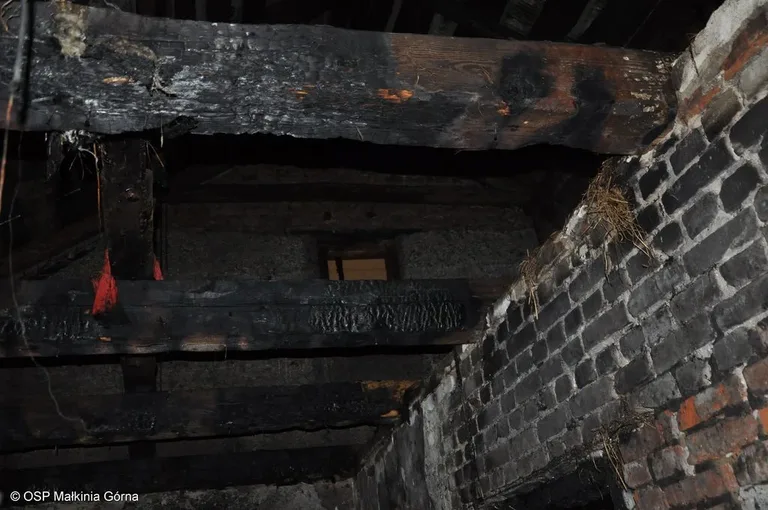 Pożar domu w Rostkach Wielkich (zdjęcia)