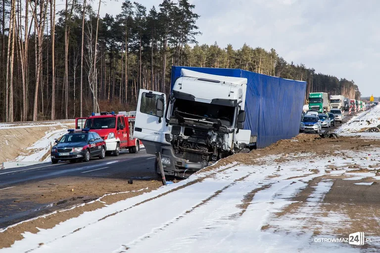 Wypadek w Dybkach. Nie żyją trzy osoby! Kolejne cztery ciężko ranne (aktualizacja, zdjęcia, wideo)