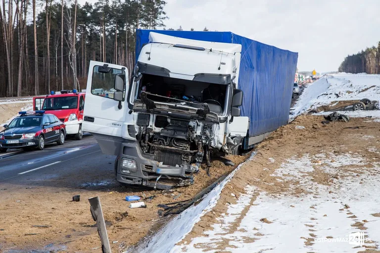 Wypadek w Dybkach. Nie żyją trzy osoby! Kolejne cztery ciężko ranne (aktualizacja, zdjęcia, wideo)