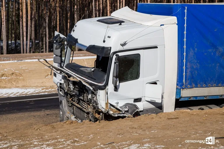 Wypadek w Dybkach. Nie żyją trzy osoby! Kolejne cztery ciężko ranne (aktualizacja, zdjęcia, wideo)