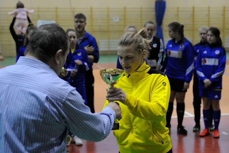 Srebrne piłkarki Ostrovii w Piątnicy (zdjęcia)