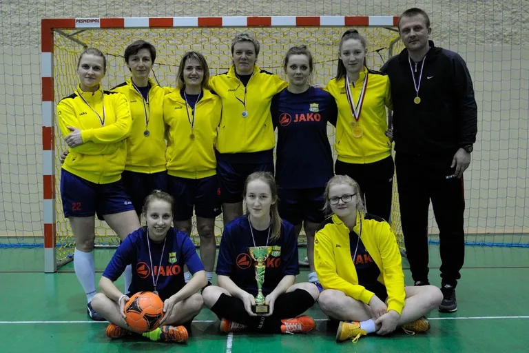 Srebrne piłkarki Ostrovii w Piątnicy (zdjęcia)