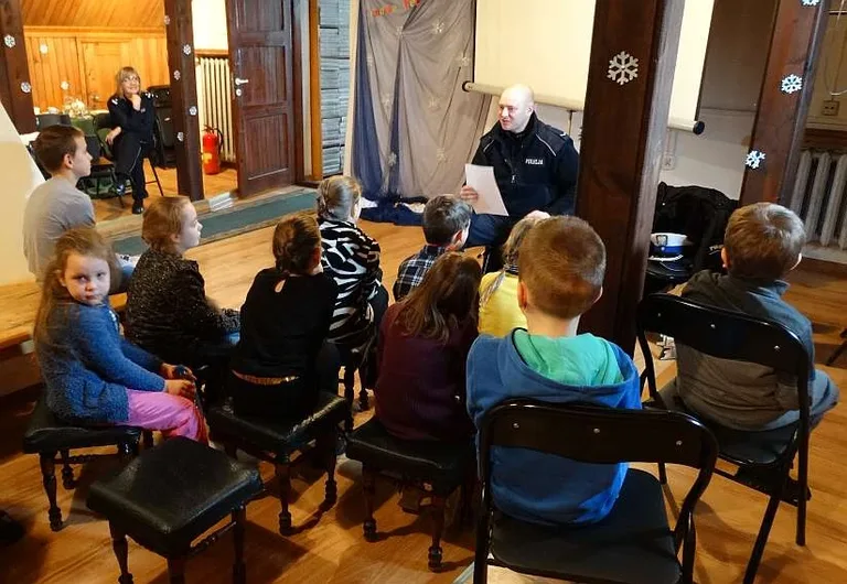 Funkcjonariusze policji rozmawiali z dziećmi o bezpieczeństwie (zdjęcia)