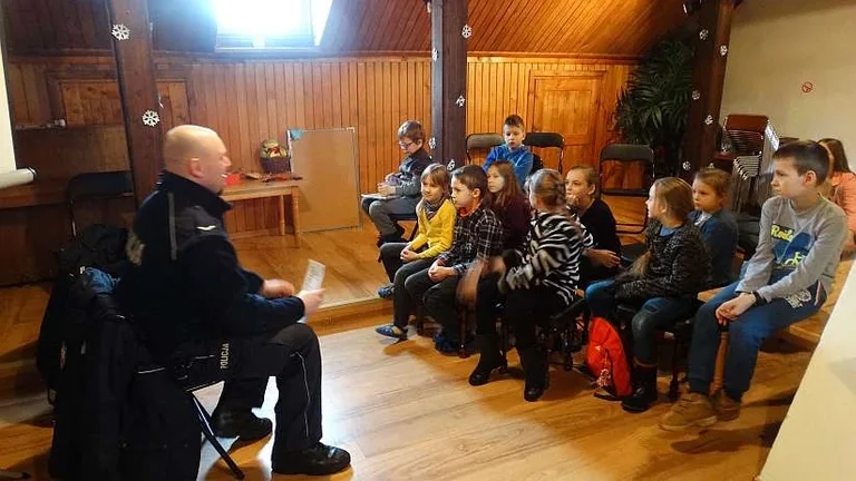 Funkcjonariusze policji rozmawiali z dziećmi o bezpieczeństwie (zdjęcia)