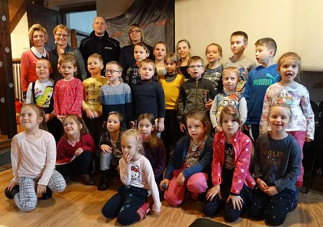 Funkcjonariusze policji rozmawiali z dziećmi o bezpieczeństwie (zdjęcia)