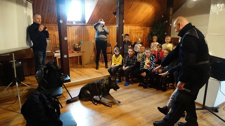 Funkcjonariusze policji rozmawiali z dziećmi o bezpieczeństwie (zdjęcia)