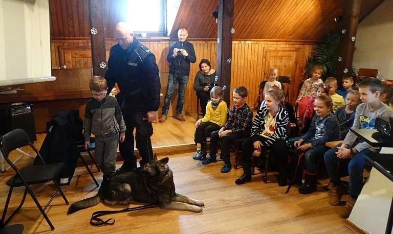 Funkcjonariusze policji rozmawiali z dziećmi o bezpieczeństwie (zdjęcia)