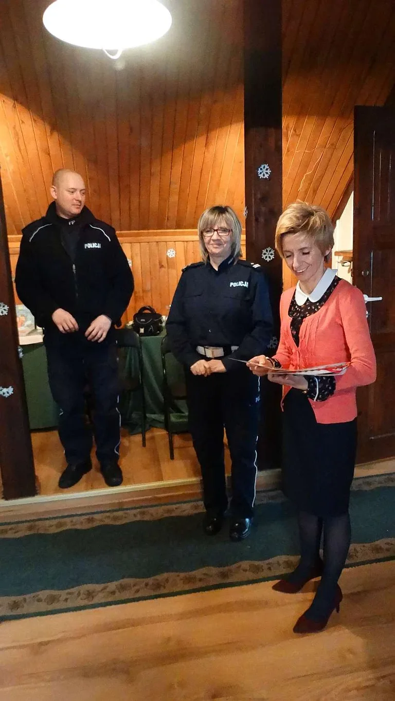 Funkcjonariusze policji rozmawiali z dziećmi o bezpieczeństwie (zdjęcia)