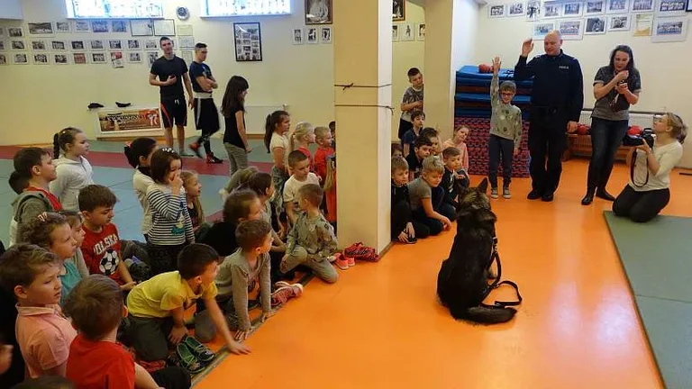 Funkcjonariusze policji rozmawiali z dziećmi o bezpieczeństwie (zdjęcia)
