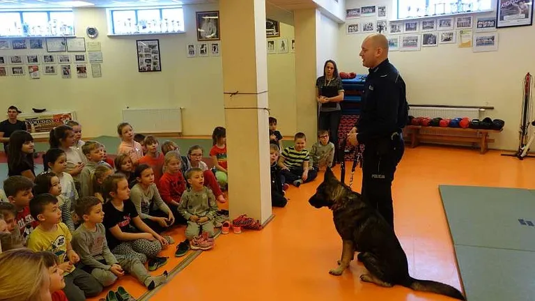 Funkcjonariusze policji rozmawiali z dziećmi o bezpieczeństwie (zdjęcia)