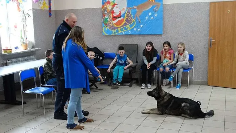Funkcjonariusze policji rozmawiali z dziećmi o bezpieczeństwie (zdjęcia)
