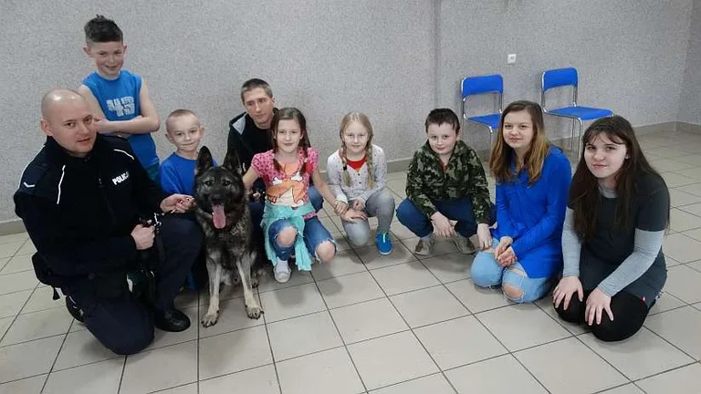 Funkcjonariusze policji rozmawiali z dziećmi o bezpieczeństwie (zdjęcia)