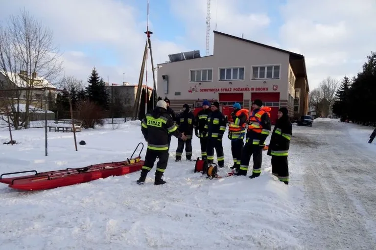 Strażacy ochotnicy przeprowadzili szkolenie na lodzie (zdjęcia, wideo)