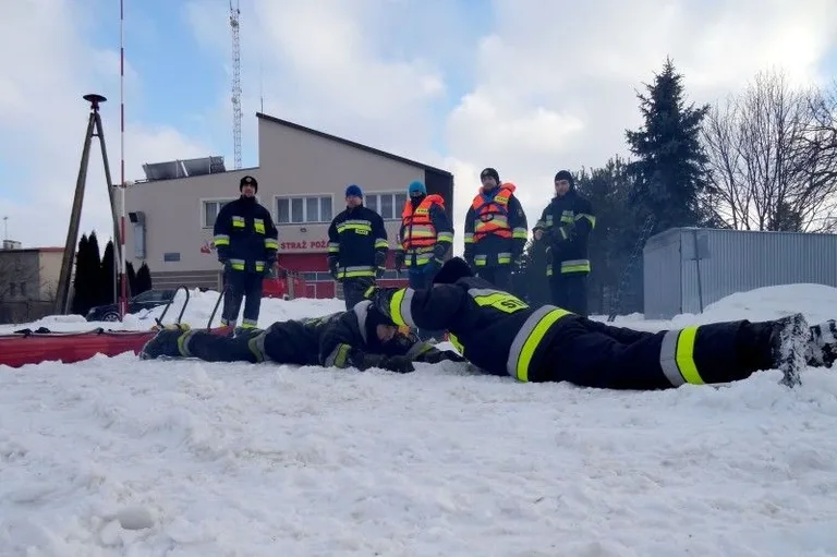 Strażacy ochotnicy przeprowadzili szkolenie na lodzie (zdjęcia, wideo)