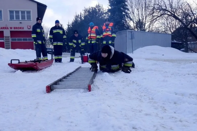 Strażacy ochotnicy przeprowadzili szkolenie na lodzie (zdjęcia, wideo)