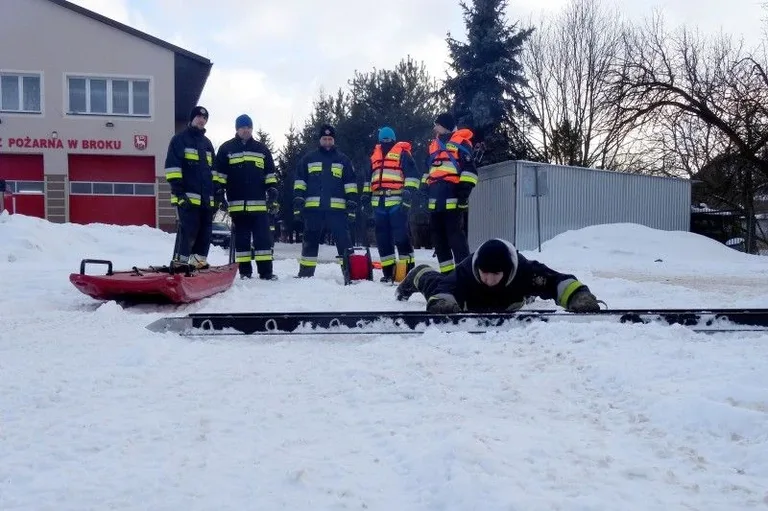Strażacy ochotnicy przeprowadzili szkolenie na lodzie (zdjęcia, wideo)