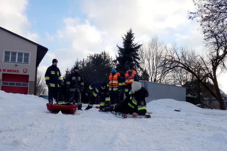 Strażacy ochotnicy przeprowadzili szkolenie na lodzie (zdjęcia, wideo)