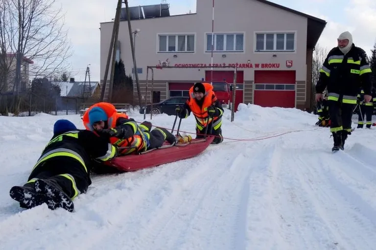 Strażacy ochotnicy przeprowadzili szkolenie na lodzie (zdjęcia, wideo)
