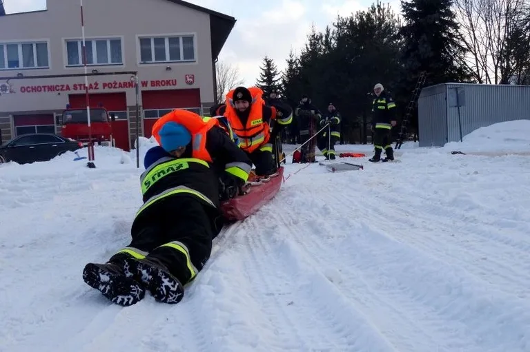 Strażacy ochotnicy przeprowadzili szkolenie na lodzie (zdjęcia, wideo)