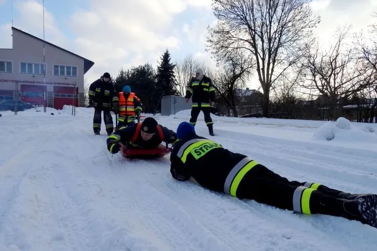 Strażacy ochotnicy przeprowadzili szkolenie na lodzie (zdjęcia, wideo)