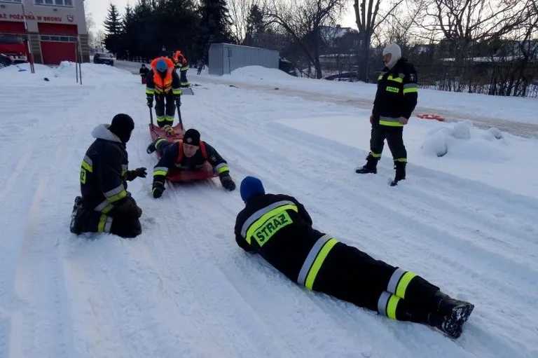 Strażacy ochotnicy przeprowadzili szkolenie na lodzie (zdjęcia, wideo)