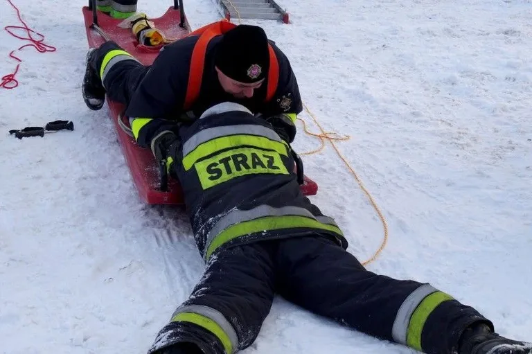 Strażacy ochotnicy przeprowadzili szkolenie na lodzie (zdjęcia, wideo)