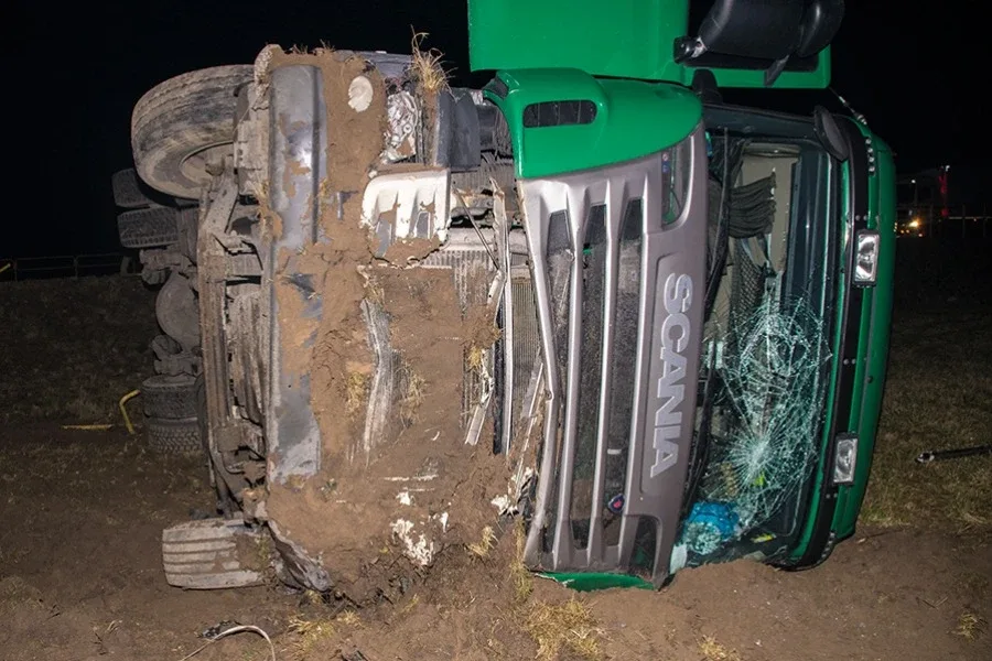 Ciężarówka na boku, ford na barierkach. Poważny wypadek na dk nr 60 (zdjęcia)