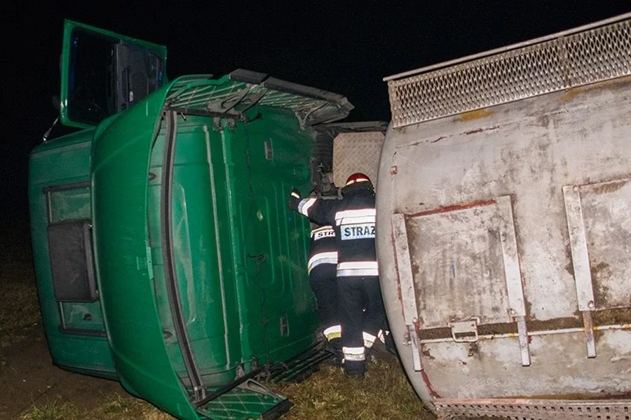 Ciężarówka na boku, ford na barierkach. Poważny wypadek na dk nr 60 (zdjęcia)